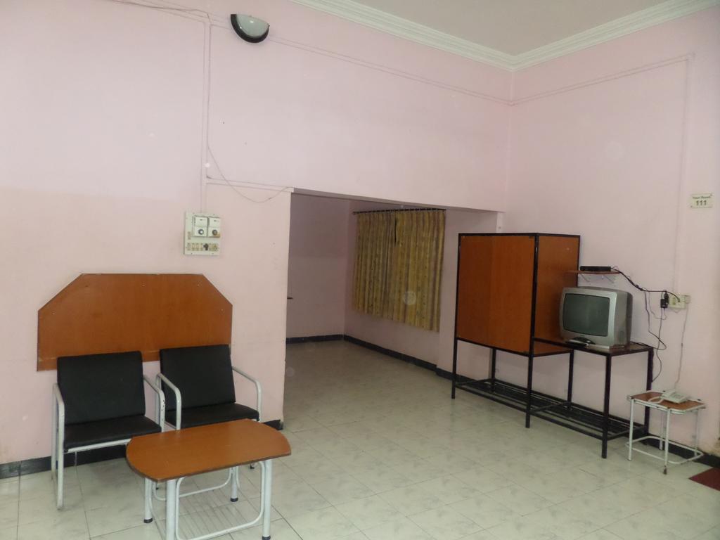 Hotel Chalukya Deluxe Kolhapur Exterior foto
